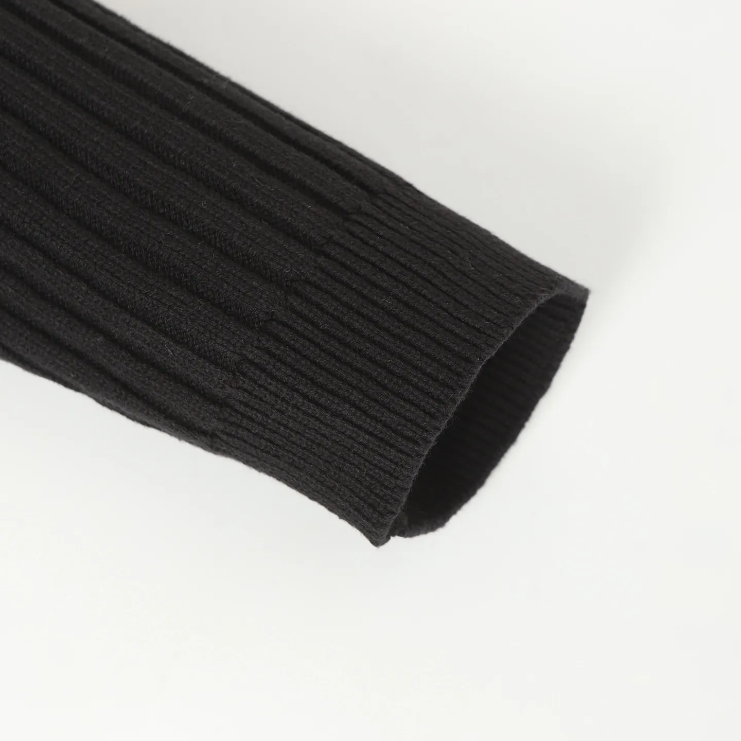 [Higher version] BLCG 25FW high-neck half-zip sweater with armbands. The core craftsmanship of this single product lies in the cross-border fusion of high-tech lamination and traditional knitting. The foundation of ready-made garments is made of high-elastic rough pit knitting, which achieves strong three-dimensional texture and excellent elasticity through thick gauge and special yarns. The elastic characteristics are mainly characterized by high Rebound, multi-directional extension and excellent recovery. Relying on the natural structural stretch of the rough ribbed structure and combining it with high-elastic yarns, it has high stretchability in both the longitudinal and transverse directions (up to 6-10cm). It has no sense of restraint when moving, and can quickly return to its original shape, resist wrinkles, maintain shape, and avoid sagging. The iconic Black polyurethane strip is precisely sewn to fit the uneven knitted surface. At the same time, the elasticity of the underlying knitted structure must not be damaged, and the luster and toughness of the strip itself should be maintained, integrating the decorative strip and functional structure into one. Size:S/M/L